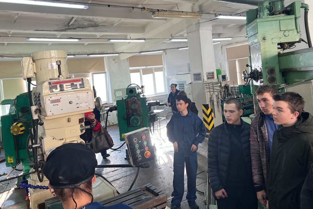 Прошла профориентационная экскурсия для школьников с нарушением слуха