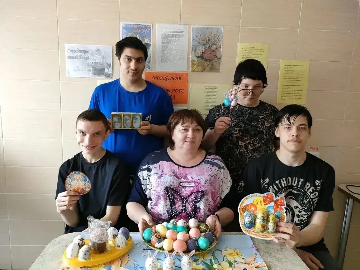 Пасха близко! Прошёл творческий мастер-класс: красили яйца разными способами
